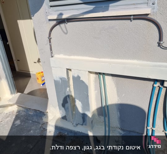 איטום קיר עם חומר איטום סביב צינורות